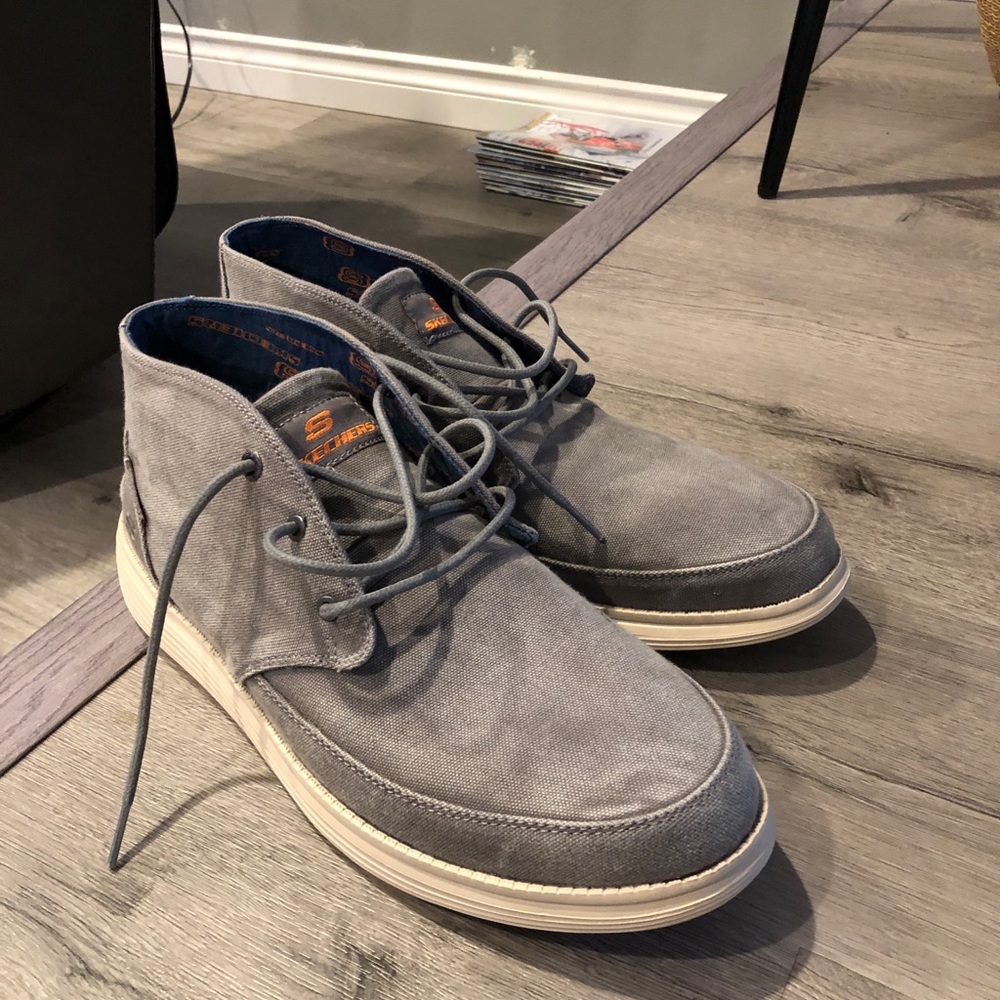 Sketcher boots in Gray